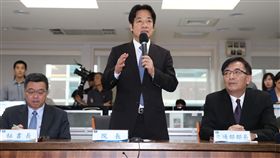 賴清德視察中央氣象局（1）行政院長賴清德（中）10日由交通部長吳宏謀（右）、行政院秘書長卓榮泰（左）陪同，視察中央氣象局，聽取熱帶性低氣壓及颱風山竹動態情形，期許氣象局做出最正確、最即時的預報。中央社記者鄭傑文攝　107年9月10日