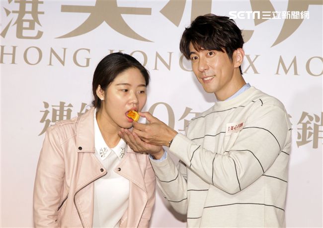 修杰楷與粉絲一起做月餅，與賈靜雯的婚事正在籌備中。（記者邱榮吉/攝影）