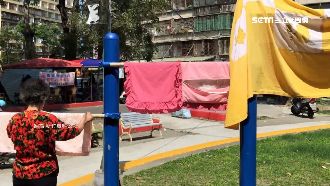 公園溜滑梯曬滿棉被　網批：沒公德心