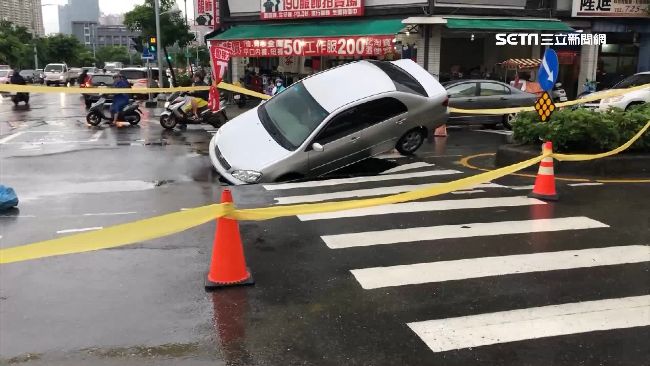 高雄趕工補坑洞　水下機車人立大功！