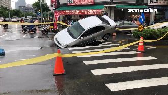 高雄趕工補坑洞　水下機車人立大功！