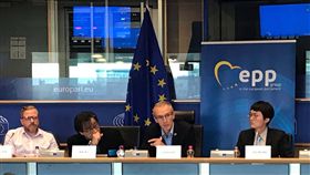 歐洲議員籲歐盟與台灣緊密合作歐洲議會議員史蒂芬尼茲（右2）9月3日在歐洲議會呼籲歐盟應與台灣緊密合作。中央社記者唐佩君布魯塞爾  107年9月4日