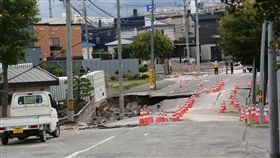 北海道強震　札幌市清田區土壤液化嚴重1日本北海道6日凌晨觀測到最大震度7級強震，札幌市清田區土壤液化嚴重。中央社記者楊明珠札幌攝　107年9月9日