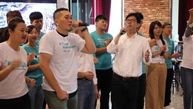 ▲路寒袖操刀為陳其邁譜寫競選歌曲。(圖／陳其邁辦公室提供)