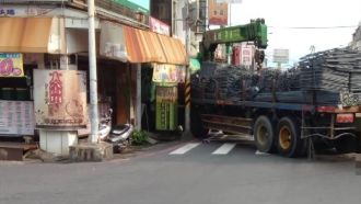 夫妻騎車闖紅燈　遭載鋼條大貨車撞擊