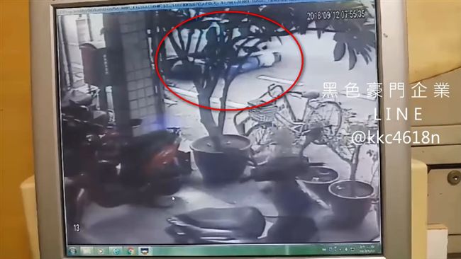 三寶開車輾人無感　路人拍車制止救人