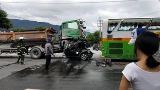 煞不住！砂石車超載22噸　駕駛慘死
