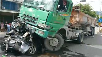 砂石車連環撞！休旅車成夾心捲成廢鐵