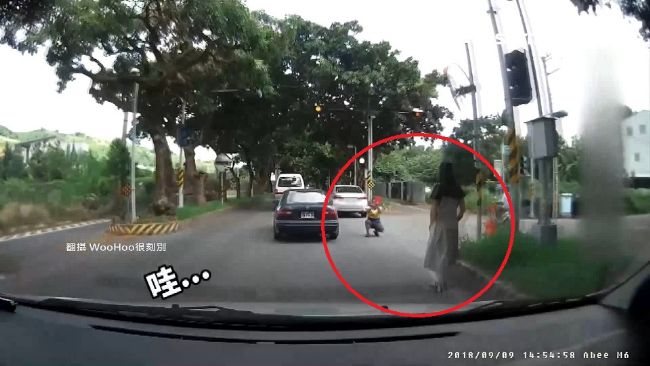 要美不要命！阿伯路中深蹲幫女拍照