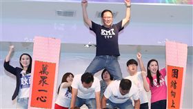 丁守中挑戰人體疊疊樂國民黨台北市長參選人丁守中（上）的青年後援會成立大會8日在台北舉行，丁守中與年輕人玩起人體疊疊樂，現場熱力十足。中央社記者吳翊寧攝　107年9月8日