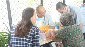 台南高分檢聲請再審　死刑犯謝志宏心情平穩犯下台南歸仁雙屍命案的謝志宏（右），死刑定讞，已被羈押18年，台南高分檢聲請再審，謝志宏的母親及胞兄13日前往台南看守所懇親。（台南看守所提供）中央社記者張榮祥台南傳真　107年9月13日