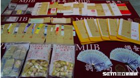 調查局北機站查獲空頭支票、支票打印機、人頭公司大小章、人頭公司設立登記資料及現金。翻攝照片