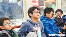 眼科醫師莊雅鈞提醒，學童越早近視，無及時控制，將會以平均一年100度增長。(圖／記者林敬旻攝)