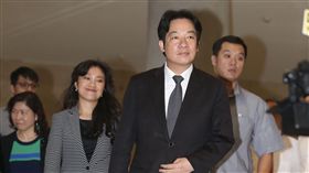 張天欽發言風波　賴清德向社會致歉（1）行政院長賴清德（前）12日出席國發會第16屆機關檔案管理金檔獎暨金質獎頒獎典禮前受訪，針對促轉會副主委張天欽發言所造成的風波，向社會大眾致歉。中央社記者徐肇昌攝　107年9月12日