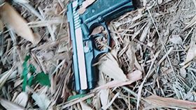 男子僱人槍擊女友前夫（2）40歲江姓男子不滿林姓前妻另結車姓男友，他與車男相約談判後不歡而散，車男僱用吳姓槍手欲殺害江男，江男中彈送醫，吳姓男子犯案後將槍枝丟棄在苗栗縣通霄鎮一處草叢，警方尋獲涉案槍枝。（翻攝照片）中央社記者趙麗妍傳真  106年10月13日