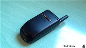 iPhone新機5萬嚇死人？20年前這支摺疊機也賣5萬
圖／翻攝自Adrián Alcón Żurawka YouTube
https://www.youtube.com/watch?v=XHT-pLXT6vM