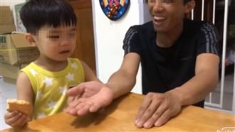 爸爸「變魔術」出奇招　弟弟崩潰大哭
