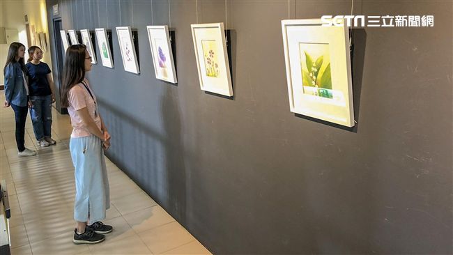 鐘麗琴水彩原畫展　百花詩集喜迎花博