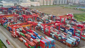 眼看貿易戰難善了  陸企謀自救中美貿易戰第二波關稅措施23日上路。陸媒報導，在貿易戰可能成為持久戰的情況下，陸企開始尋求自救之道，力求將損失降到最低。圖為航拍江蘇泰州一處港口的進出口貨櫃。（中新社提供）中央社  107年8月23日