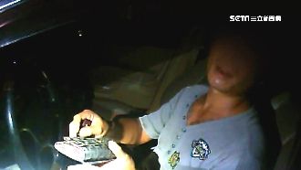 嫌犯拒檢狂踩油門　警遭拖行20公尺