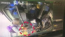 大陸湖南一名4歲男童為了向心儀女生告白，偷偷逃出幼兒園尾隨女生，沒想到慘遭對方打槍「不要跟著我」。男童只好獨自搭公車離開，結果到站後卻不知道怎麼走，司機好心將他帶到調度室，並通知校方來接男童。（圖／翻攝自微博）