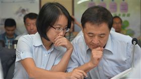 陳景峻吳音寧出席果菜市場改建會議（1）第一果菜市場改建案引爭議，台北農產運銷公司董事長陳景峻（右）與總經理吳音寧（左），11日前往台北市議會財政建設委員會專案報告。中央社記者孫仲達攝  107年9月11日