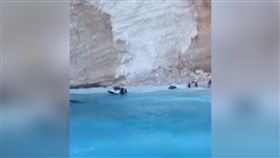 韓劇《太陽的後裔》取景的希臘景點「沉船灣」土石崩塌（圖片來源：AP影音）