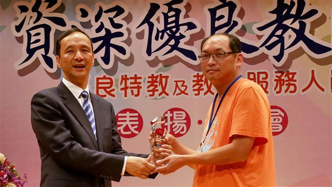 林淑綾不懼病魔　戴呼吸器仍到校上課