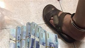 彰化警方逮捕毒販彰化縣警察局刑事警察大隊副隊長許忠彥7日指出，警方今年2月接獲線報指稱，雲林縣斗六市有一名林姓男子從事販毒買賣，6日會同雲林縣警察局斗六警分局前往斗六市一間出租公寓逮捕林男，並起出400多公克的海洛因等毒品以及現鈔新台幣189萬多元。（警方提供）中央社記者吳哲豪彰化攝  106年9月7日