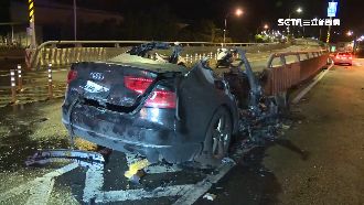 男恍神撞匝道護欄　百萬新車燒成廢鐵
