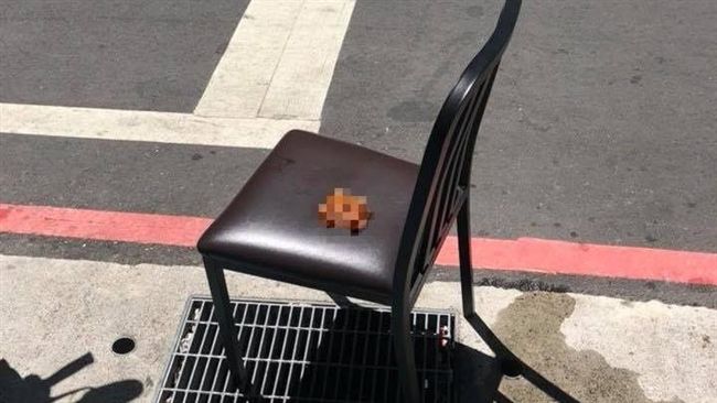 休息椅驚見人屎！超商店員怒：胎哥狼