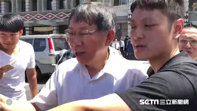 受邀慈濟大學演講 柯花蓮探視愛徒