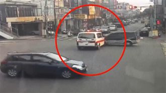 救護車鳴笛遭撞　肇事駕駛：有人密我