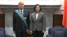 台積電創辦人張忠謀獲頒一等卿雲勳章(圖/截取直播)