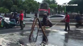 貨車漏化妝品原料　20騎士打滑慘摔