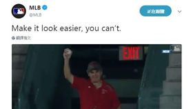 超狂阿公徒手接界外球　暖心轉送小孩
美技,紅襪,界外球
翻攝自MLB官方推特