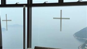 強颱「山竹」逐漸逼近台灣，中央氣象局今（14）日上午11點30分發布海上警報。而香港有民眾擔心家中受「山竹」的強風暴雨影響，請外傭在玻璃窗上貼個十字形，以防玻璃爆裂，沒想到外傭竟貼「小十字架」。不少網友看後，紛紛歪樓留言「阿們！」（圖／翻攝自臉書《事無大小交通資訊情報區》）