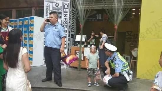 男童頭包紗布被遺棄　手拿離婚協議書