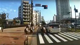 根據現場監視器畫面顯示，吉澤瞳根本沒停車的打算。（圖／翻攝自YouTube）