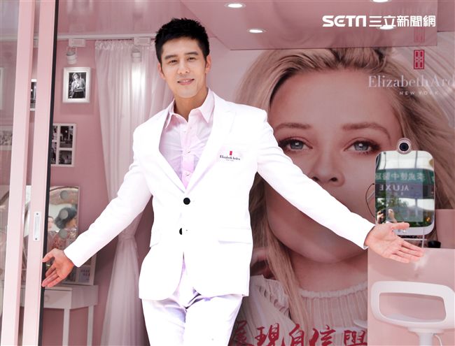 胡宇威出席保養品發表為粉絲保養皮膚。（記者邱榮吉/攝影）