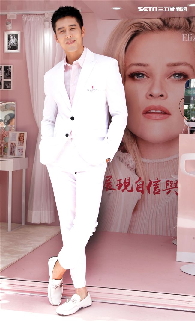 胡宇威出席保養品發表為粉絲保養皮膚。（記者邱榮吉/攝影）