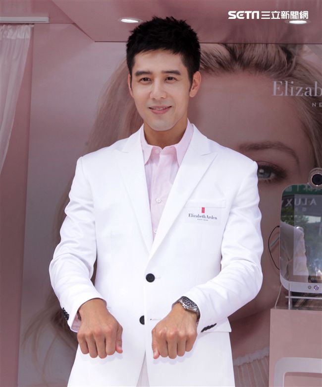 胡宇威出席保養品發表為粉絲保養皮膚。（記者邱榮吉/攝影）