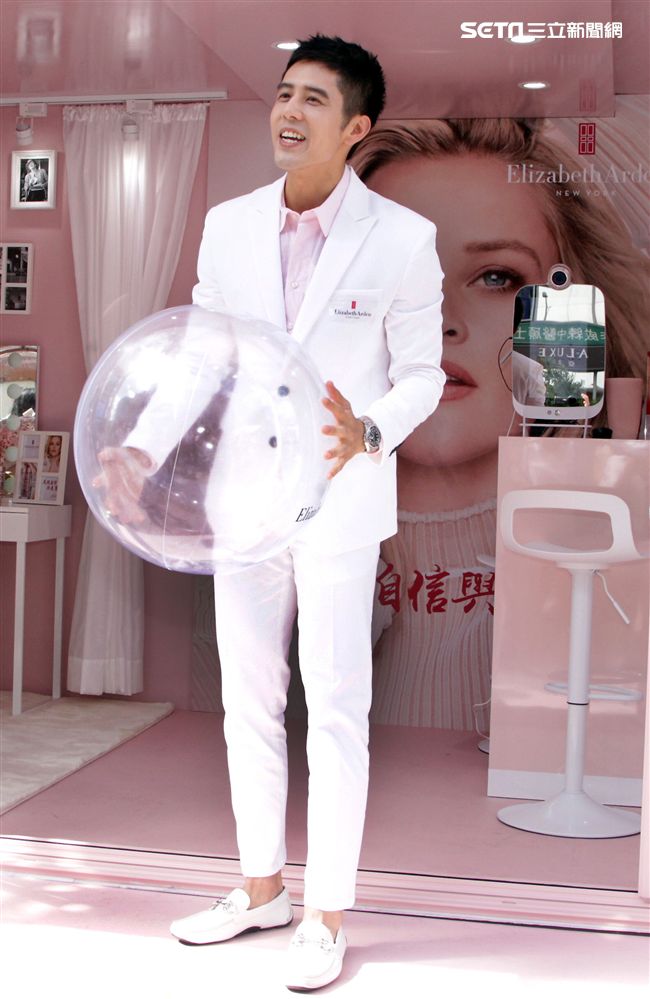 胡宇威出席保養品發表為粉絲保養皮膚。（記者邱榮吉/攝影）