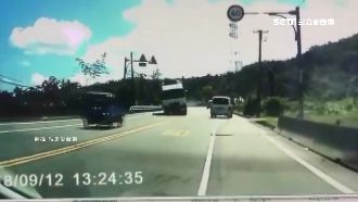 大貨車過彎傾斜神拉回　網友：超驚悚