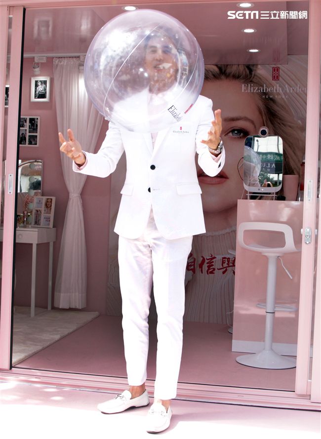 胡宇威出席保養品發表為粉絲保養皮膚。（記者邱榮吉/攝影）