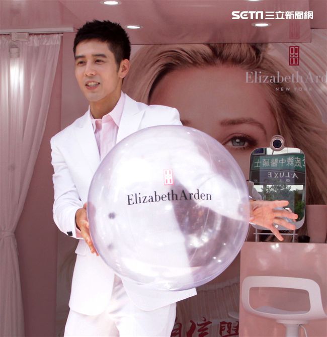 胡宇威出席保養品發表為粉絲保養皮膚。（記者邱榮吉/攝影）