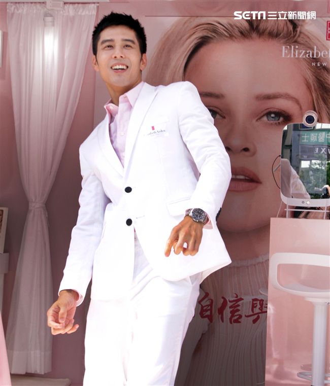 胡宇威出席保養品發表為粉絲保養皮膚。（記者邱榮吉/攝影）