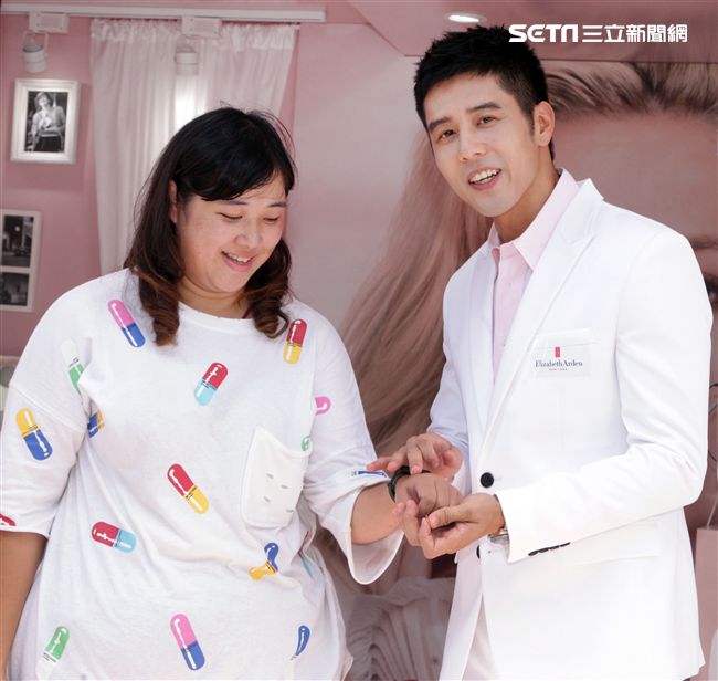胡宇威出席保養品發表為粉絲保養皮膚。（記者邱榮吉/攝影）