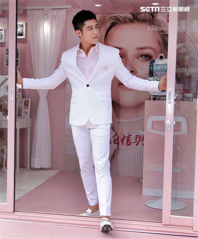 胡宇威出席保養品發表為粉絲保養皮膚。（記者邱榮吉/攝影）