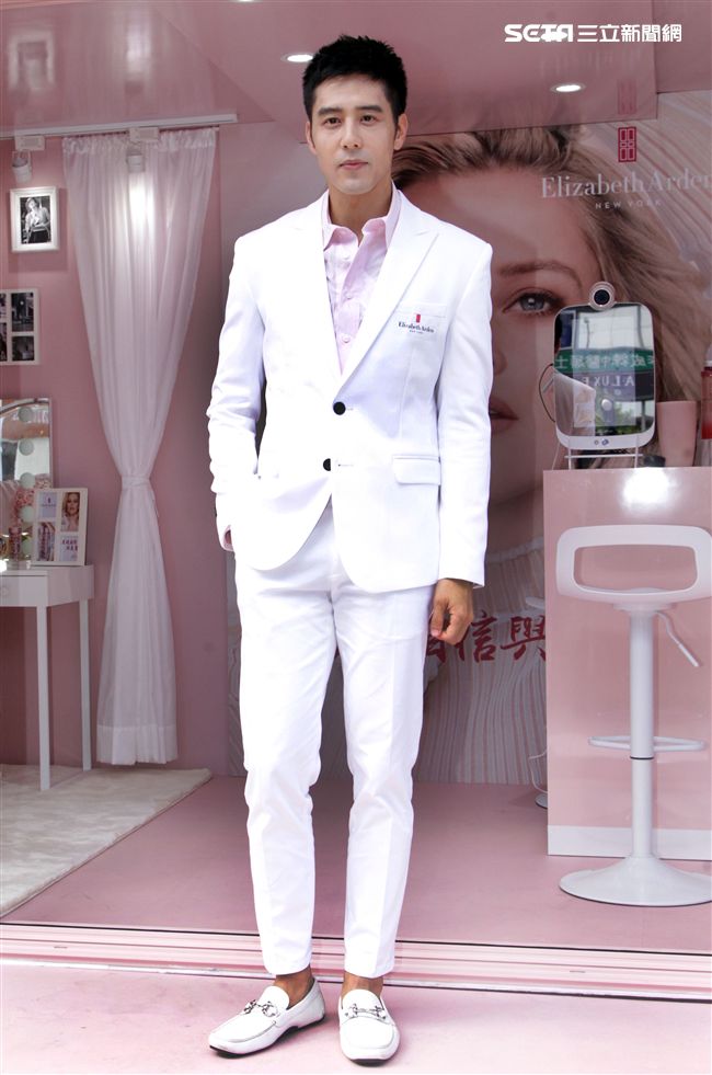 胡宇威出席保養品發表為粉絲保養皮膚。（記者邱榮吉/攝影）